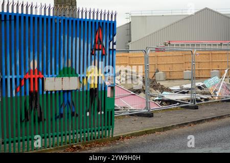 Belfast, Vereinigtes Königreich 10/12/2024 Überreste einer einstürzenden Mauer an der Northumberland Street Belfast, die während des Sturms Darragh fiel. Die Northumberland Street verläuft zwischen der republikanischen Divis Street und der loyalistischen Shankill Road mit einer Reihe von Sicherheitstoren, die nachts geschlossen sind, um Gewalt und antisoziales Verhalten zu verhindern. Belfast Northern Ireland Credit:HeadlineX/Alamy Live News Stockfoto