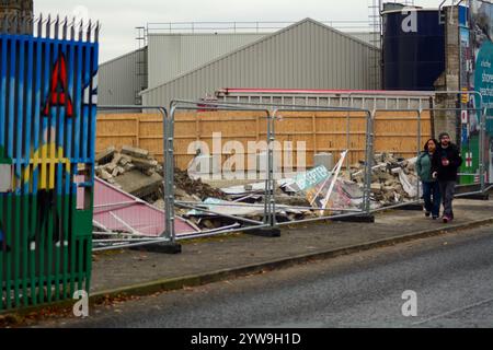 Belfast, Vereinigtes Königreich 10/12/2024 Überreste einer einstürzenden Mauer an der Northumberland Street Belfast, die während des Sturms Darragh fiel. Die Northumberland Street verläuft zwischen der republikanischen Divis Street und der loyalistischen Shankill Road mit einer Reihe von Sicherheitstoren, die nachts geschlossen sind, um Gewalt und antisoziales Verhalten zu verhindern. Belfast Northern Ireland Credit:HeadlineX/Alamy Live News Stockfoto