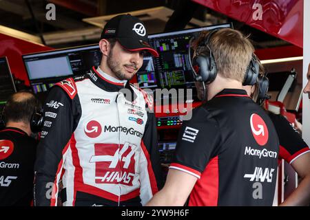 OCON Esteban (fra), Haas F1 Team VF-24 Ferrari, Porträt während des Formel 1 Abu Dhabi Nachsaisontests 2024, am 10. Dezember 2024 auf dem Yas Marina Circuit in Abu Dhabi, Vereinigte Arabische Emirate - Foto Florent Gooden / DPPI Stockfoto