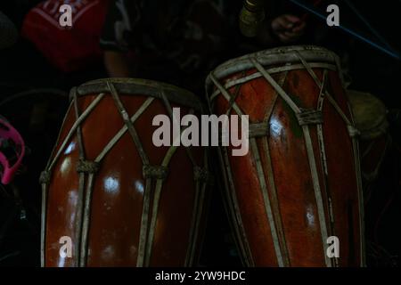 Eine traditionelle Kendang-Trommel, ein wesentliches Instrument in der indonesischen Kultur, verwendet bei verschiedenen Aufführungen und Zeremonien, die Handwerkskunst und c Stockfoto