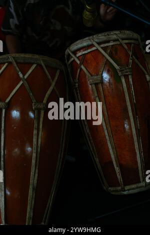 Eine traditionelle Kendang-Trommel, ein wesentliches Instrument in der indonesischen Kultur, verwendet bei verschiedenen Aufführungen und Zeremonien, die Handwerkskunst und c Stockfoto