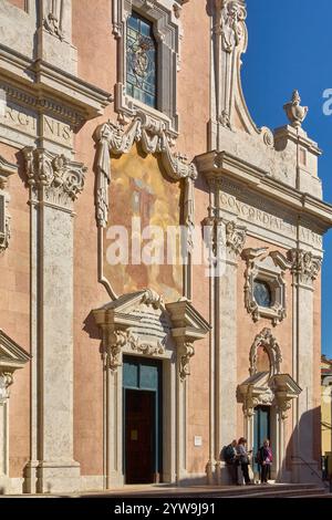 Savona. Italia - 10. Dezember 2024: Eine detaillierte Ansicht der historischen Kirche Nostra Signora della Concordia in Savona mit ihrer barocken Fassade Stockfoto