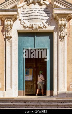 Savona, Italien - 10. Dezember 2024: Die Fassade der Kirche Nostra Signora della Concordia in Savona zeigt eine komplexe barocke Architektur mit Detai Stockfoto