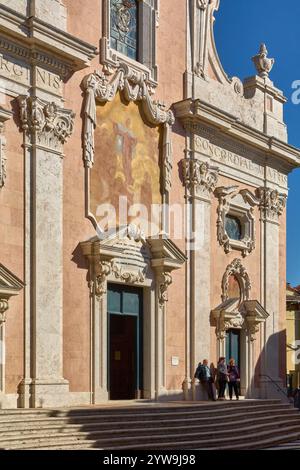 Savona. Italia - 10. Dezember 2024: Die historische Kirche Nostra Signora della Concordia in Savona wird mit ihrer detaillierten barocken Fassade, featur, dargestellt Stockfoto