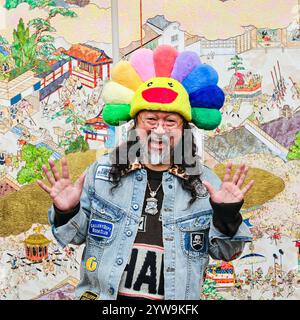 London, Großbritannien. Dezember 2024. Der Künstler Takashi Murakami posiert in seiner großen neuen Ausstellung „Japanische Kunstgeschichte à la Takashi Murakami“ – seiner größten Ausstellung in London seit 15 Jahren im Gagosian Grosvenor Hill, London. In dieser Ausstellung bietet Murakami seine eigenen Neuinterpretationen einiger der wichtigsten Kunstwerke der japanischen Kunstgeschichte. Vom Künstler. Quelle: Imageplotter/Alamy Live News Stockfoto