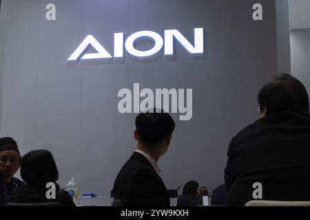 Nonthaburi, Thailand. November 2024. Auf der 41. Thailand International Motor Expo in der Impact Challenger Halle in Nonthaburi ist ein Aion Logo zu sehen. (Foto: Peerapon Boonyakiat/SOPA Images/SIPA USA) Credit: SIPA USA/Alamy Live News Stockfoto