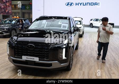 Nonthaburi, Thailand. November 2024. Während der 41. Thailand International Motor Expo in der Impact Challenger Halle in Nonthaburi besichtigt ein Besucher einen Hyundai Palisade-Wagen. (Foto: Peerapon Boonyakiat/SOPA Images/SIPA USA) Credit: SIPA USA/Alamy Live News Stockfoto