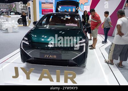 Nonthaburi, Thailand. November 2024. Besucher besichtigen einen Juneyao JY Air Car während der 41. Thailand International Motor Expo in der Impact Challenger Halle in Nonthaburi. (Foto: Peerapon Boonyakiat/SOPA Images/SIPA USA) Credit: SIPA USA/Alamy Live News Stockfoto