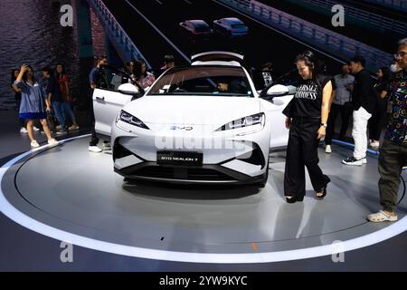 Nonthaburi, Thailand. November 2024. Besucher besichtigen ein BYD Sealion 7 Auto während der 41. Thailand International Motor Expo in der Impact Challenger Halle in Nonthaburi. (Foto: Peerapon Boonyakiat/SOPA Images/SIPA USA) Credit: SIPA USA/Alamy Live News Stockfoto