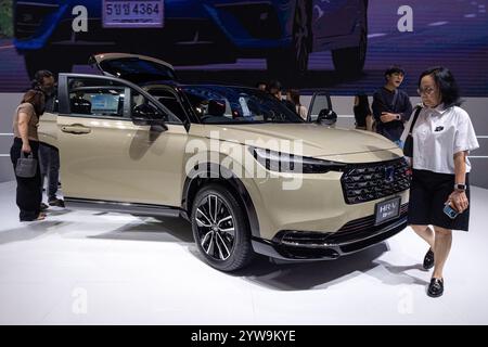 Nonthaburi, Thailand. November 2024. Besucher besichtigen ein Honda HR-V Fahrzeug während der 41. Thailand International Motor Expo in der Impact Challenger Halle in Nonthaburi. (Foto: Peerapon Boonyakiat/SOPA Images/SIPA USA) Credit: SIPA USA/Alamy Live News Stockfoto