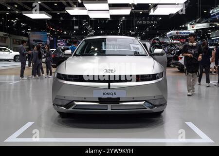 Nonthaburi, Thailand. November 2024. Ein Hyundai Ioniq 5 Auto, das auf der 41. Thailand International Motor Expo in der Impact Challenger Halle in Nonthaburi gezeigt wurde. (Foto: Peerapon Boonyakiat/SOPA Images/SIPA USA) Credit: SIPA USA/Alamy Live News Stockfoto