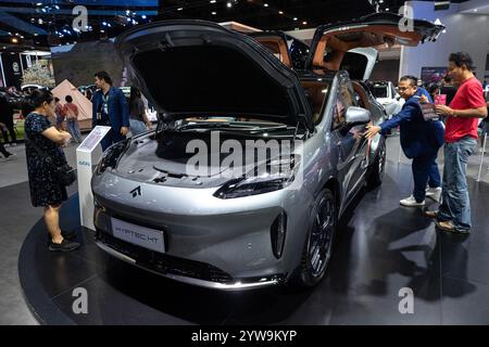 Nonthaburi, Thailand. November 2024. Besucher besichtigen ein Aion Hyptec HT Auto während der 41. Thailand International Motor Expo in der Impact Challenger Halle in Nonthaburi. (Foto: Peerapon Boonyakiat/SOPA Images/SIPA USA) Credit: SIPA USA/Alamy Live News Stockfoto