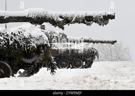 Brezina, Tschechische Republik. Dezember 2024. 73. Panzerbataillon der Tschechischen Armee mit Panzern Leopard 2A4 während der Schießübungen im Rahmen der Militärübung Tasmanian Lizard II in Brezina, Tschechische Republik, 10. Dezember 2024. Quelle: Slavomir Kubes/CTK Photo/Alamy Live News Stockfoto