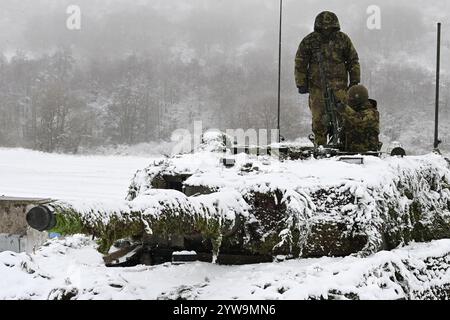 Brezina, Tschechische Republik. Dezember 2024. 73. Panzerbataillon der Tschechischen Armee mit Panzern Leopard 2A4 während der Schießübungen im Rahmen der Militärübung Tasmanian Lizard II in Brezina, Tschechische Republik, 10. Dezember 2024. Quelle: Slavomir Kubes/CTK Photo/Alamy Live News Stockfoto