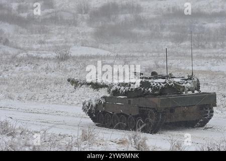 Brezina, Tschechische Republik. Dezember 2024. 73. Panzerbataillon der Tschechischen Armee mit Panzern Leopard 2A4 während der Schießübungen im Rahmen der Militärübung Tasmanian Lizard II in Brezina, Tschechische Republik, 10. Dezember 2024. Quelle: Slavomir Kubes/CTK Photo/Alamy Live News Stockfoto