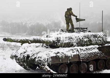 Brezina, Tschechische Republik. Dezember 2024. 73. Panzerbataillon der Tschechischen Armee mit Panzern Leopard 2A4 während der Schießübungen im Rahmen der Militärübung Tasmanian Lizard II in Brezina, Tschechische Republik, 10. Dezember 2024. Quelle: Slavomir Kubes/CTK Photo/Alamy Live News Stockfoto