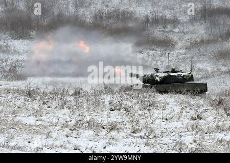 Brezina, Tschechische Republik. Dezember 2024. 73. Panzerbataillon der Tschechischen Armee mit Panzern Leopard 2A4 während der Schießübungen im Rahmen der Militärübung Tasmanian Lizard II in Brezina, Tschechische Republik, 10. Dezember 2024. Quelle: Slavomir Kubes/CTK Photo/Alamy Live News Stockfoto