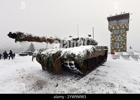 Brezina, Tschechische Republik. Dezember 2024. 73. Panzerbataillon der Tschechischen Armee mit Panzern Leopard 2A4 während der Schießübungen im Rahmen der Militärübung Tasmanian Lizard II in Brezina, Tschechische Republik, 10. Dezember 2024. Quelle: Slavomir Kubes/CTK Photo/Alamy Live News Stockfoto