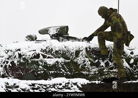 Brezina, Tschechische Republik. Dezember 2024. 73. Panzerbataillon der Tschechischen Armee mit Panzern Leopard 2A4 während der Schießübungen im Rahmen der Militärübung Tasmanian Lizard II in Brezina, Tschechische Republik, 10. Dezember 2024. Quelle: Slavomir Kubes/CTK Photo/Alamy Live News Stockfoto