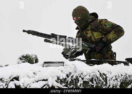 Brezina, Tschechische Republik. Dezember 2024. 73. Panzerbataillon der Tschechischen Armee mit Panzern Leopard 2A4 während der Schießübungen im Rahmen der Militärübung Tasmanian Lizard II in Brezina, Tschechische Republik, 10. Dezember 2024. Quelle: Slavomir Kubes/CTK Photo/Alamy Live News Stockfoto