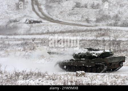 Brezina, Tschechische Republik. Dezember 2024. 73. Panzerbataillon der Tschechischen Armee mit Panzern Leopard 2A4 während der Schießübungen im Rahmen der Militärübung Tasmanian Lizard II in Brezina, Tschechische Republik, 10. Dezember 2024. Quelle: Slavomir Kubes/CTK Photo/Alamy Live News Stockfoto