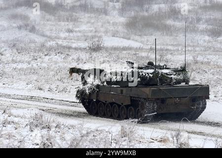 Brezina, Tschechische Republik. Dezember 2024. 73. Panzerbataillon der Tschechischen Armee mit Panzern Leopard 2A4 während der Schießübungen im Rahmen der Militärübung Tasmanian Lizard II in Brezina, Tschechische Republik, 10. Dezember 2024. Quelle: Slavomir Kubes/CTK Photo/Alamy Live News Stockfoto