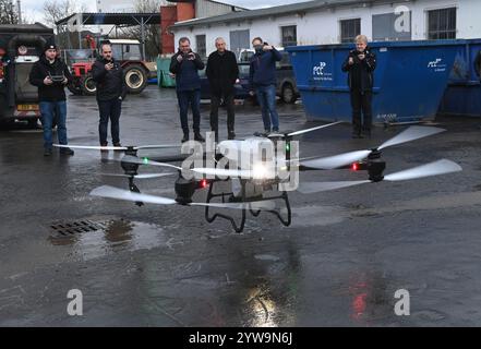 Litovel, Tschechische Republik. Dezember 2024. DJI Agras T50 Drohne, die für die effektive Anwendung von Mückensprays in Dörfern in der Nähe des Naturschutzgebiets Litovelske Pomoravi, Litovel, Region Olomouc, 10. Dezember 2024 verwendet wird. Die Drohne ist mit modernster Technologie ausgestattet und ermöglicht den Einsatz von flüssigen oder streuenden Mitteln in der Landwirtschaft. Quelle: Ludek Perina/CTK Photo/Alamy Live News Stockfoto