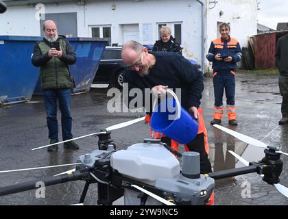 Litovel, Tschechische Republik. Dezember 2024. Feierliche Übergabe der DJI Agras T50 Drohne, die für die effektive Anwendung von Mückensprays in Dörfern in der Nähe des Naturschutzgebiets Litovelske Pomoravi, Litovel, Region Olomouc, verwendet wird, 10. Dezember 2024. Die Drohne ist mit modernster Technologie ausgestattet und ermöglicht den Einsatz von flüssigen oder streuenden Mitteln in der Landwirtschaft. Auf dem Foto Wasser in den Tank für die Spritzvorführung auffüllen. Quelle: Ludek Perina/CTK Photo/Alamy Live News Stockfoto