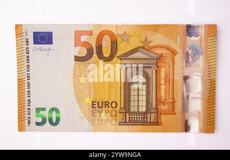 Nahaufnahme von oben: 50-Euro-Geldschein auf weißem Hintergrund Stockfoto