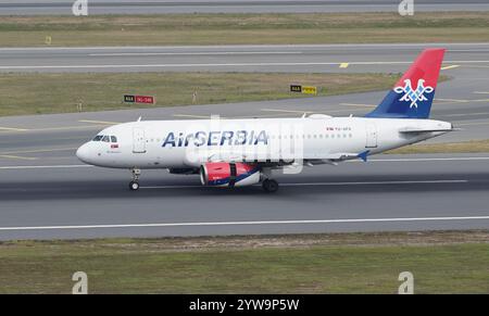 ISTANBUL, TURKIYE - 2. SEPTEMBER 2023: Air Serbia Airbus A319-132 (2277) landet am Flughafen Istanbul Stockfoto