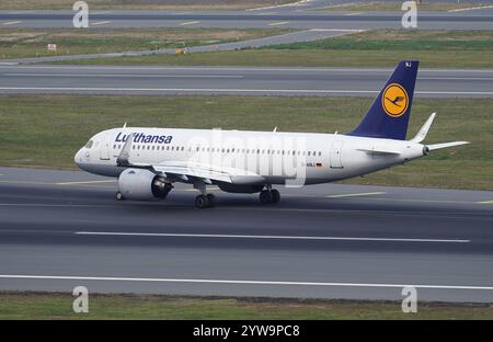 ISTANBUL, TURKIYE - 02. SEPTEMBER 2023: Lufthansa Airbus A320-271N (7735) landet am Flughafen Istanbul Stockfoto