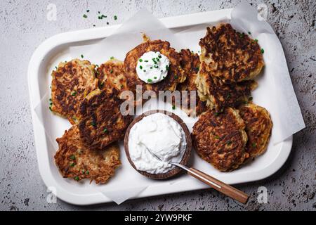 Hanukkah Latkes: Traditionelle jüdische Kartoffelpfannkuchen. Stockfoto
