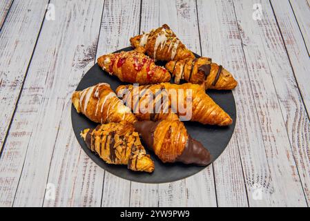 Ein rundes Tablett mit Mini-Croissants gefüllt mit Schokolade in verschiedenen Geschmacksrichtungen Stockfoto