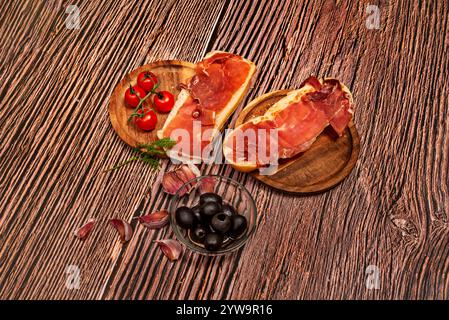 Sie wird in dünne Scheiben geschnitten und als Tapa oder Vorspeise serviert, oft begleitet von Brot, Käse oder Wein. Stockfoto