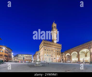 Florenz, Italien von der Piazza della Signoria mit Palazzo Vecchio zur blauen Stunde. Stockfoto