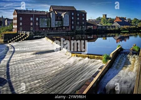 Großbritannien, West Yorkshire, Castleford, Queens Mill, River Aire und Castleford Weir von Millennium Bridge. Stockfoto
