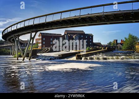 Vereinigtes Königreich, West Yorkshire, Castleford, Millennium Bridge, Queens Mill, Fluss Aire und Castleford Weir. Stockfoto