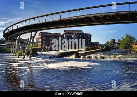 Vereinigtes Königreich, West Yorkshire, Castleford, Millennium Bridge, Queens Mill, Fluss Aire und Castleford Weir. Stockfoto
