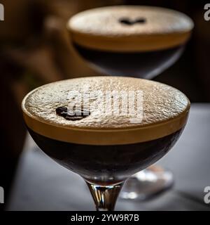 Zwei Espresso-Martini-Cocktails in einer stimmungsvollen Bar Stockfoto