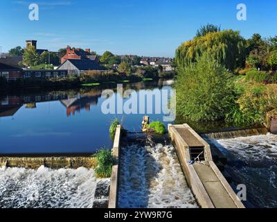 UK, West Yorkshire, Castleford, River Aire und Castleford Weir von Millennium Bridge. Stockfoto