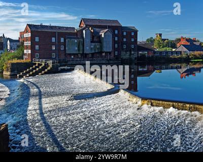 Großbritannien, West Yorkshire, Castleford, Queens Mill, River Aire und Castleford Weir von Millennium Bridge. Stockfoto