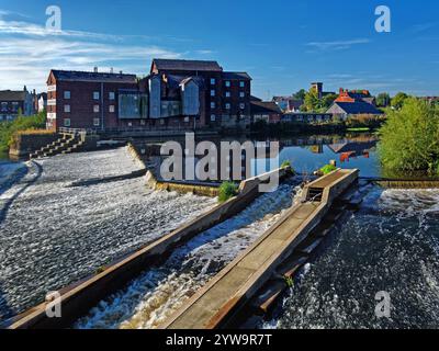 Großbritannien, West Yorkshire, Castleford, Queens Mill, River Aire und Castleford Weir von Millennium Bridge. Stockfoto