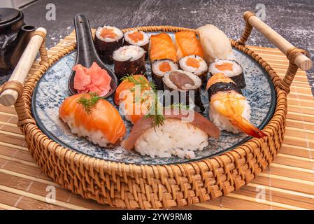 Nigiri wird immer mit den Händen serviert. Sie müssen nicht mit Essstäbchen jonglieren, da es sich um Teile handelt, die mit den Fingern aufgenommen werden können Stockfoto