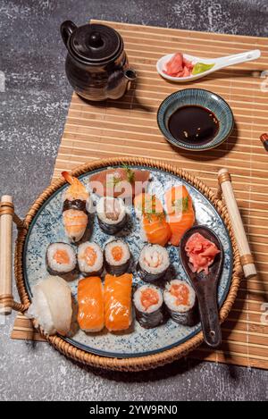 Sushi, bestehend aus einem von Hand geformten Reiskugel, auf dem ein Stück fein filetierten Rohfisch oder andere Zutaten wie Koch serviert wird Stockfoto