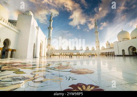 ABU DHABI, VAE - 18. DEZEMBER: Scheich-Zayed-Moschee, Abu Dhabi, VAE am 18. Dezember 2013 in Abu Dhabi. Die drittgrößte Moschee der Welt hat eine Fläche von 22.412 Quadratmetern Stockfoto
