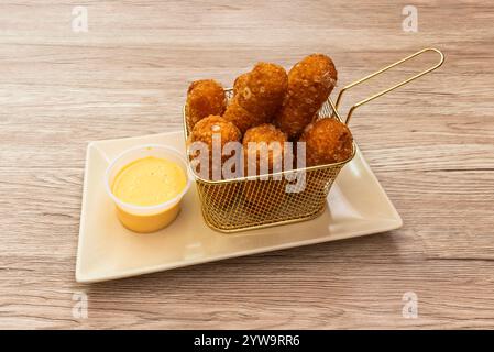 Sie zeichnen sich durch frittierte Teigstäbchen aus, die mit Käse gefüllt sind, und werden sehr geschätzt für ihre knusprige Textur an der Außenseite und weich, m Stockfoto