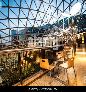 Warschau, Polen - 01. November 2014: Einkaufszentrum Goldene Terrassen eines der beliebtesten und besuchtesten Einkaufszentren in Warschau. Stockfoto