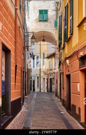 Savona, Italien - 10. Dezember 2024: Gasse in Savona, Italien, mit farbenfrohen Gebäuden und traditionellen architektonischen Details, ideal für die Darstellung von Ihnen Stockfoto