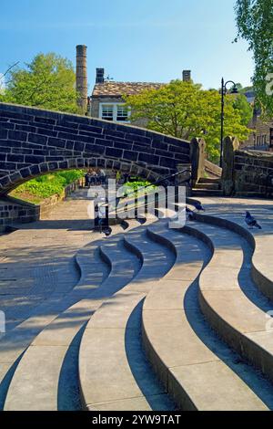 Großbritannien, West Yorkshire, Hebden Bridge, Hebden Old Bridge über Hebden Water im Stadtzentrum. Stockfoto