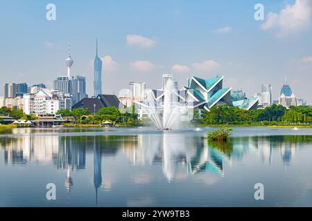 Fantastische Skyline von Kuala Lumpur. Malerischer See und Springbrunnen Stockfoto